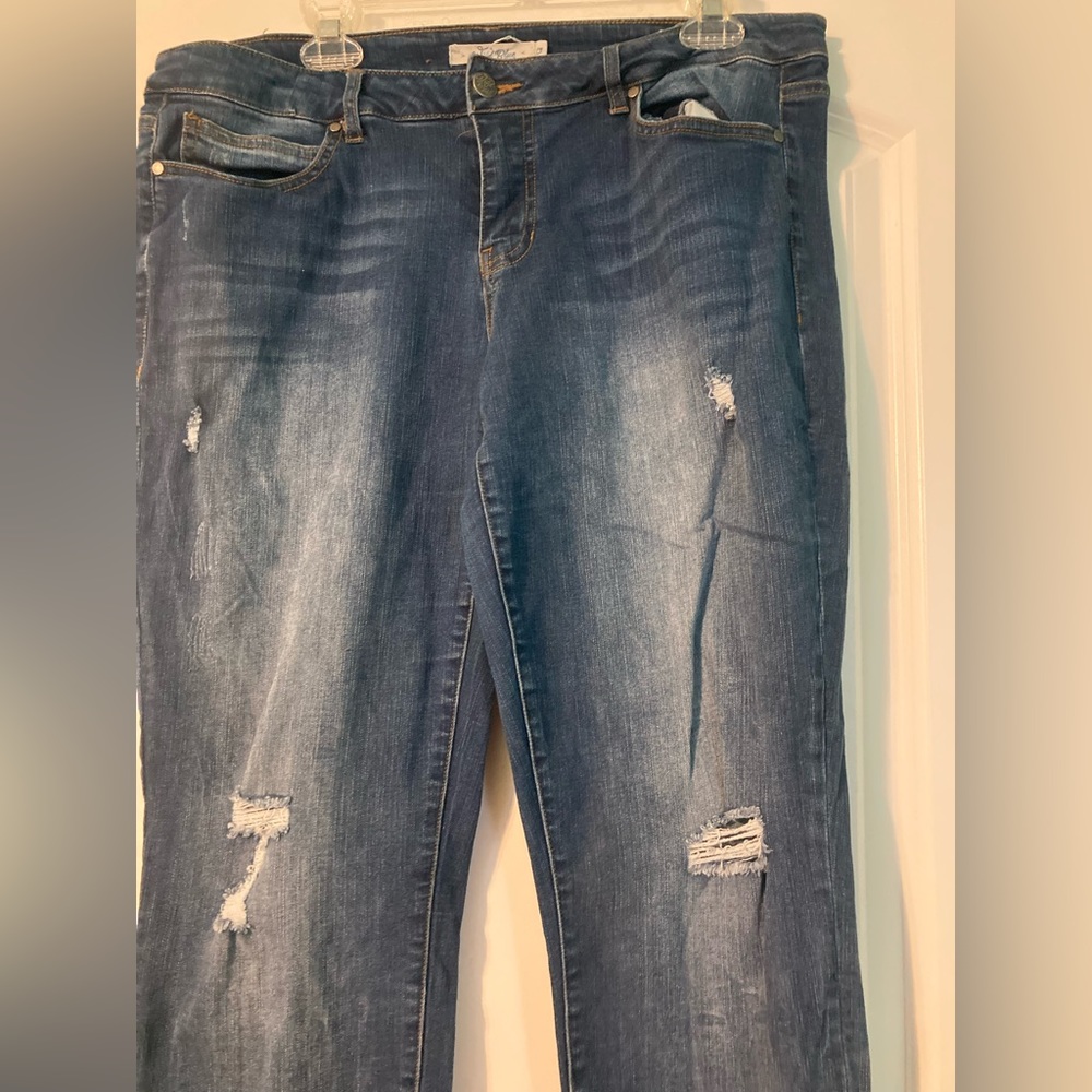 Distressed Jeans - Picture 2 of 6